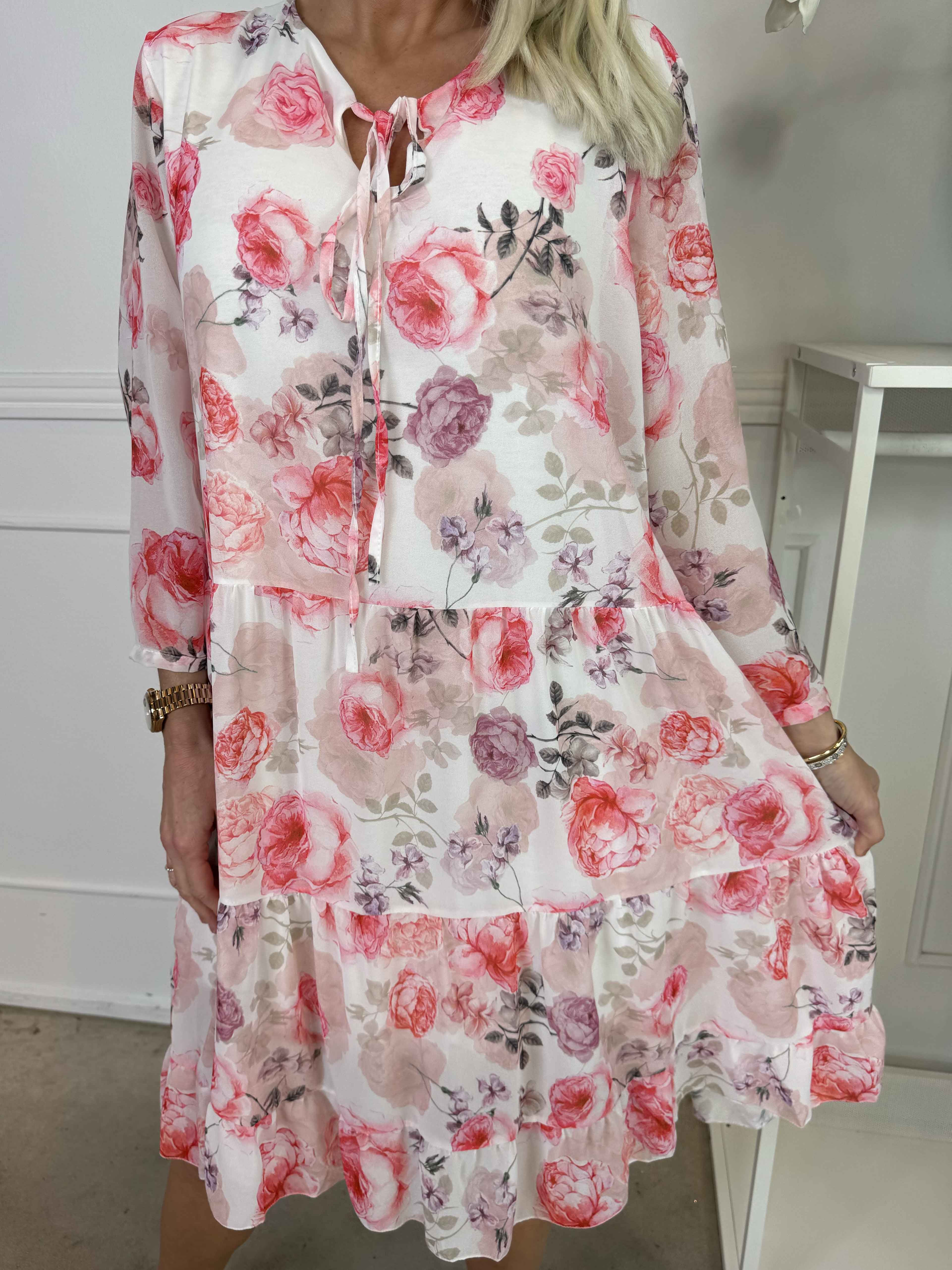 Stella - Blommig chiffongklänning med underkjol i viskos